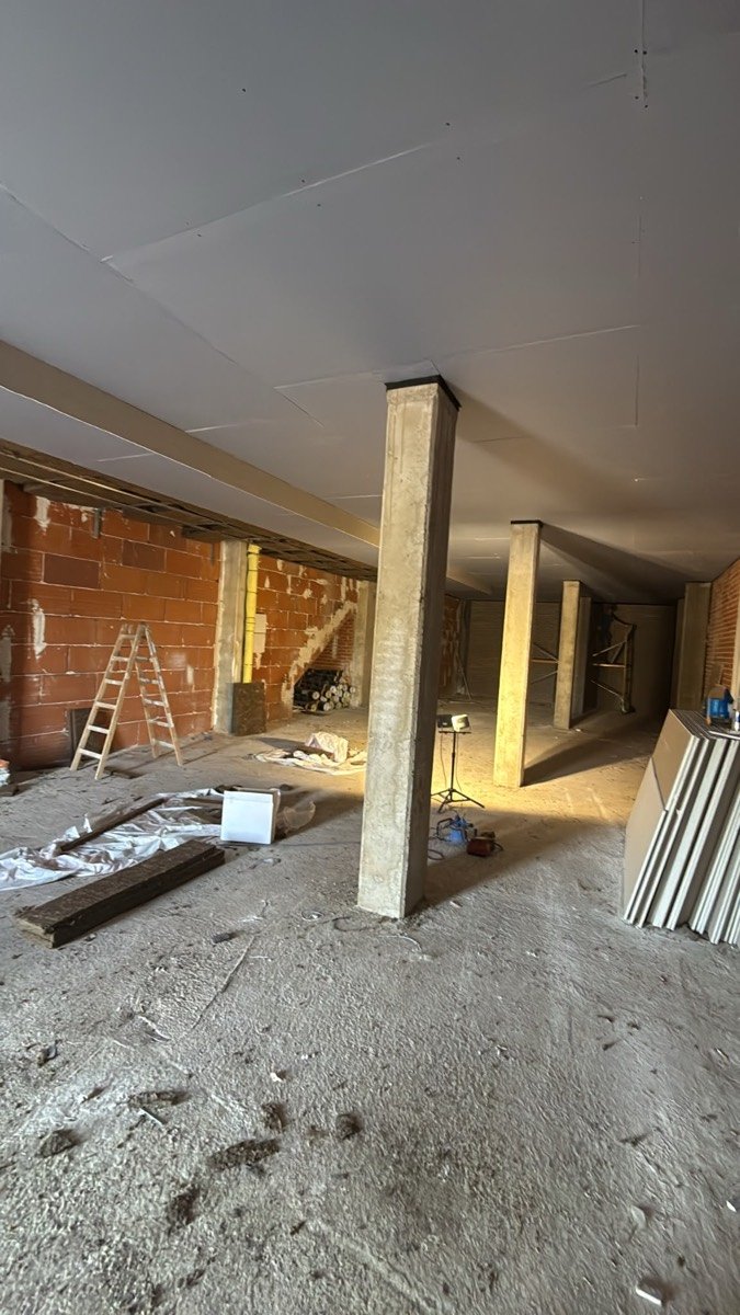 Sala diáfana con pilares del futuro centro de entrenamiento funcional en Calle Gardenias 2, Fuenlabrada